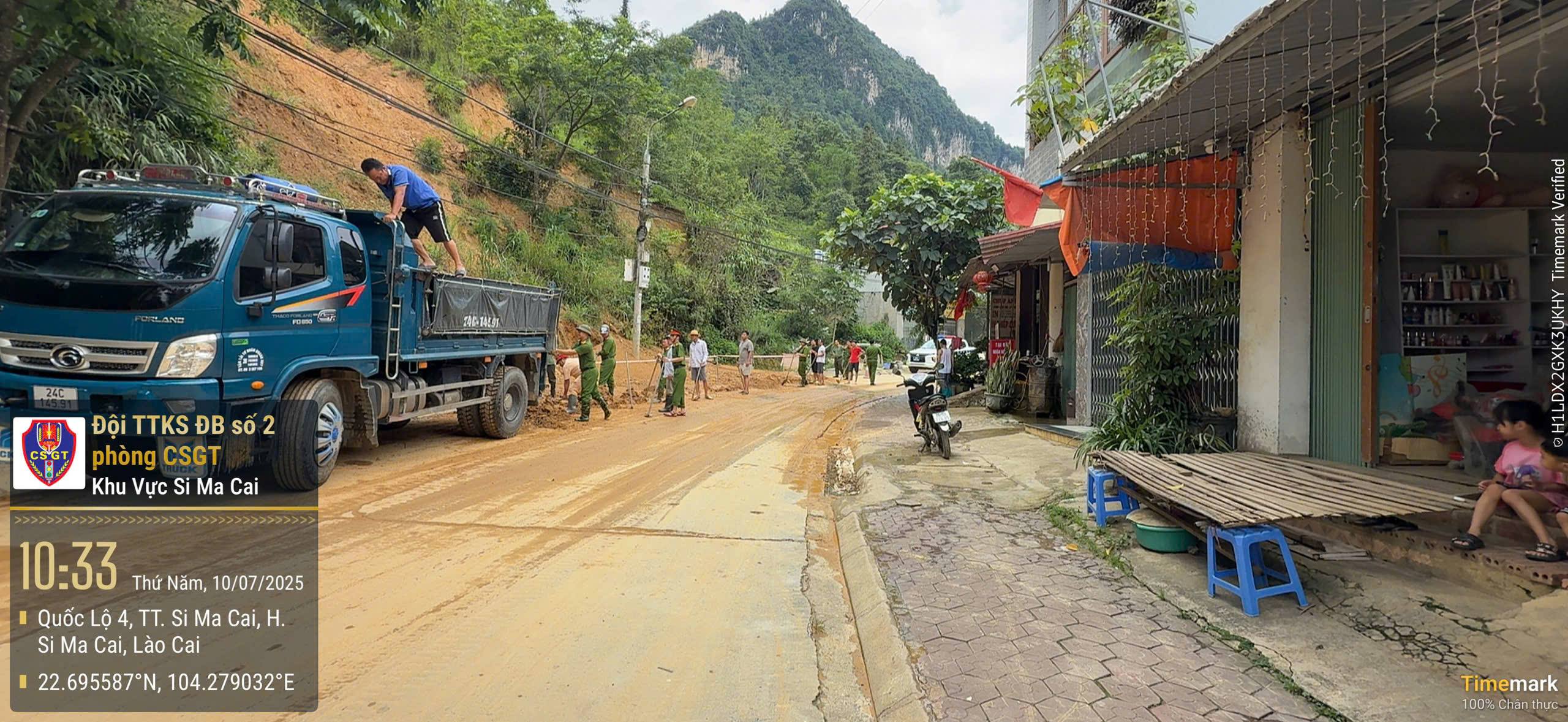Công an khẩn trương khắc phục sạt lở sau mưa lớn, đảm bảo an toàn giao thông tại Si Ma Cai 1 Khu vực bị sạt lở ( ảnh CTTĐT công an tỉnh Lào Cai )
