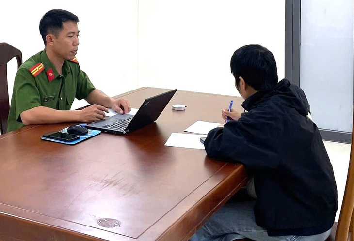 Công an tỉnh Khánh Hòa làm việc với bà LT.T.H. (thường gọi mẹ Bắp) - Ảnh: Công an cung cấp