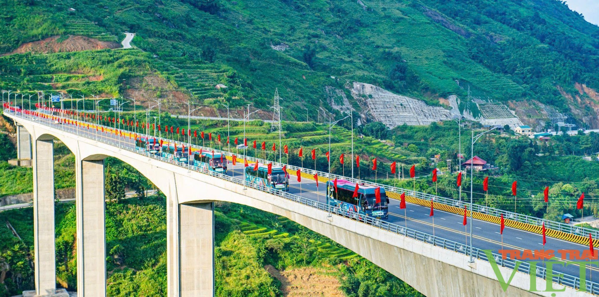 Tả Phìn sau sáp nhập: Hướng tới phát triển du lịch gắn với nông nghiệp tại Lào Cai 3 Cầu Móng Sến – cầu cạn có trụ cao nhất Việt Nam nối đến Khu du lịch Quốc gia Sa Pa thuộc thôn Chu Lìn 2, xã Tả Phìn, tỉnh Lào Cai. Ảnh: Phạm Bằng.