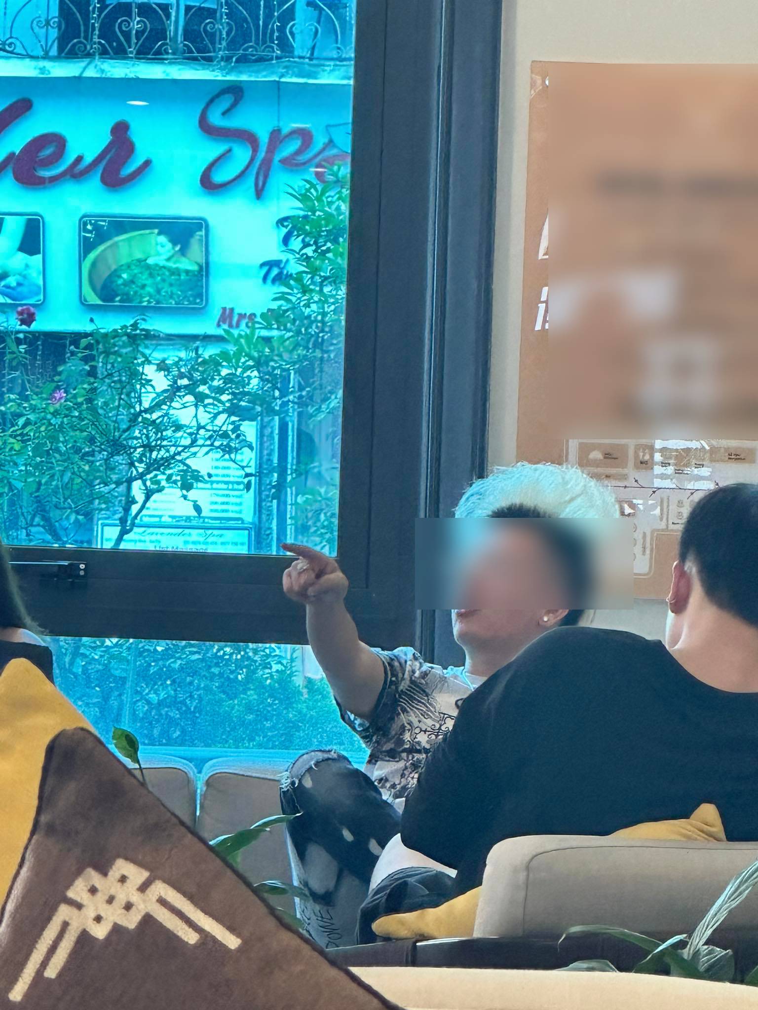 Du khách nước ngoài bức xúc vì bị làm ồn lúc nửa đêm ở Sa Pa, nghi do TikToker nổi tiếng gây ra 2 Hình ảnh người được cho là influencer mà vị khách nước ngoài đăng tải