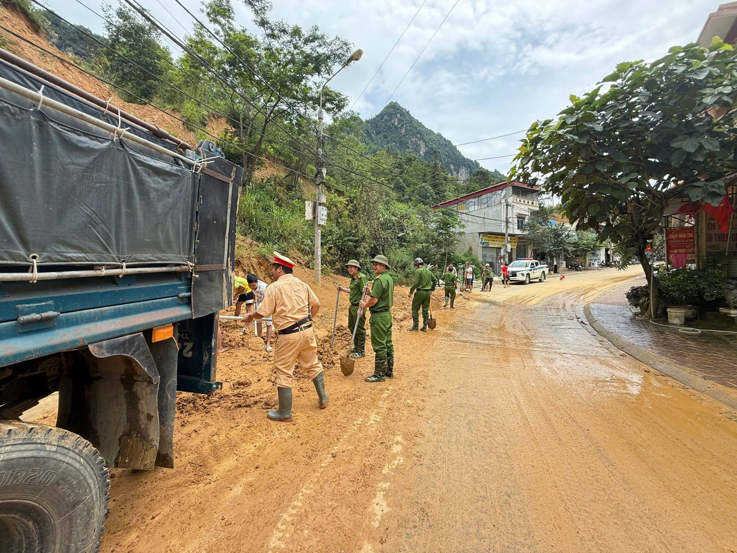 Công an khẩn trương khắc phục sạt lở sau mưa lớn, đảm bảo an toàn giao thông tại Si Ma Cai 3 Đảm bảo cho người và phương tiện qua lại được thông suốt, an toàn ( ảnh CTTĐT công an tỉnh Lào Cai )