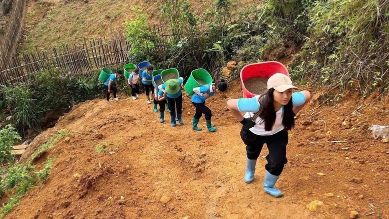 Lào Cai: Hàng nghìn căn nhà vượt chuẩn, 'về đích' sớm 2 Hội viên phụ nữ tỉnh Lào Cai góp ngày công, địu cát vượt đường núi hỗ trợ xây nhà mới ở địa bàn vùng cao, giao thông khó khăn