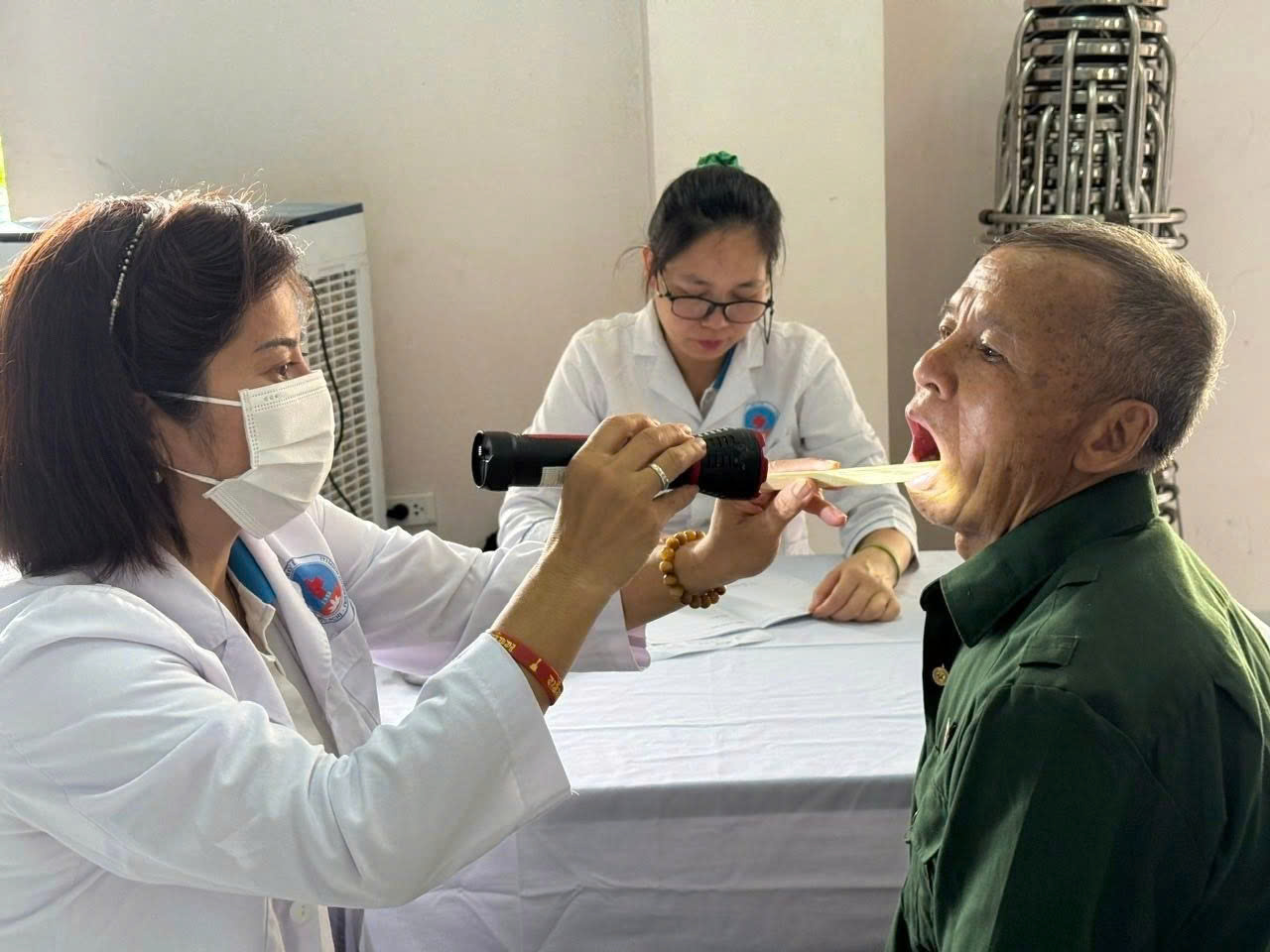 300 người có công được khám, cấp thuốc miễn phí nhân dịp 27/7 tại Nghĩa Lộ, Lào Cai. 1 300 đối tượng chính sách tại Nghĩa Lộ, Lào Cai đã được các y bác sĩ Bệnh viện Hữu Nghị khám bệnh, cấp thuốc miễn phí nhân dịp kỷ niệm 78 năm Ngày Thương binh Liệt sĩ (27/7/1947 – 27/7/2025). (Ảnh Thanh Nghị)