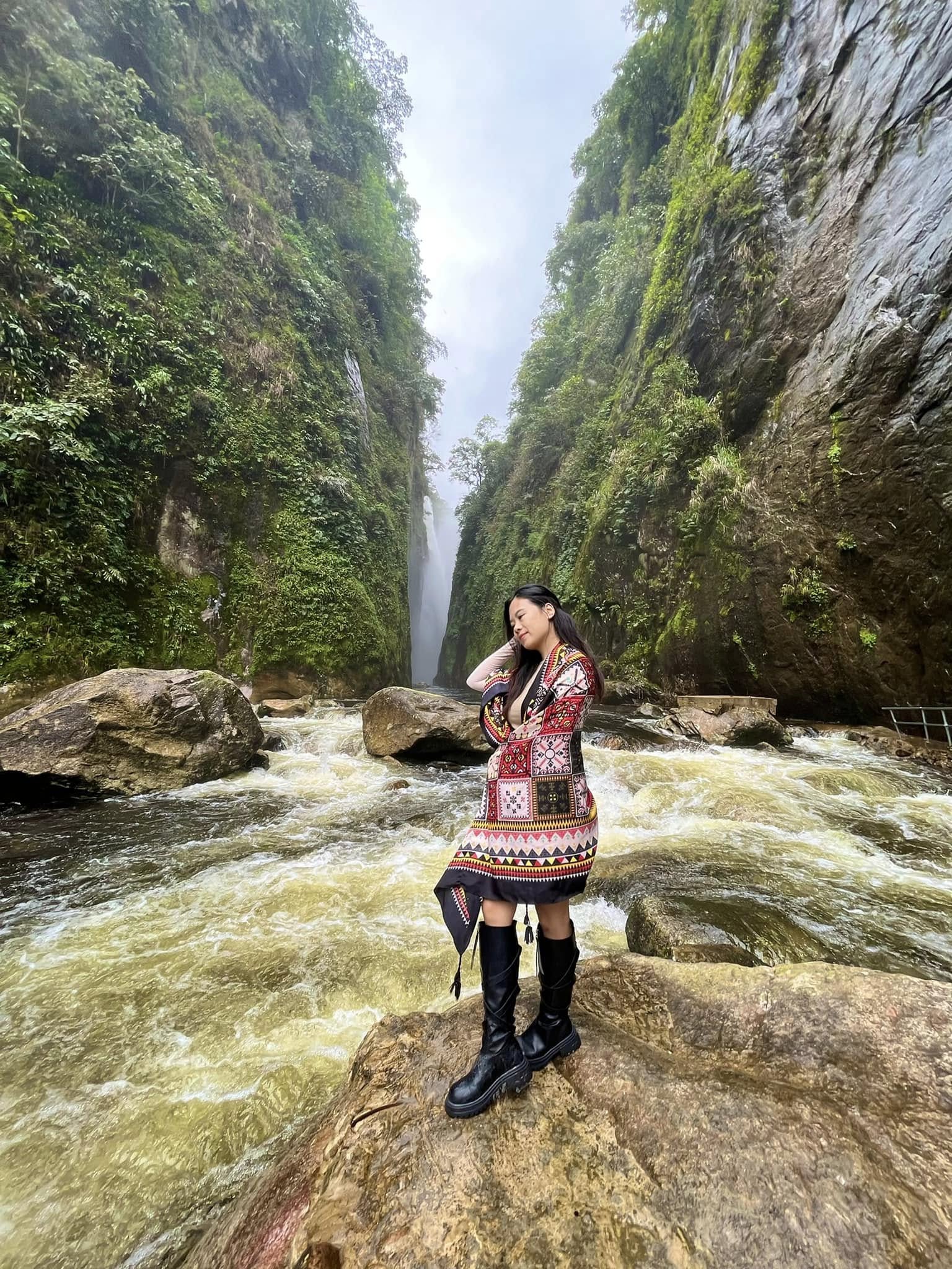 Vẻ đẹp hùng vĩ của Thác Rồng giữa lòng Tây Bắc 4 Cũng như chị Kim Phương, chị Thuỷ Vũ (Hà Nội) cũng đã có những trải nghiệm đầy chữa lành giữa đất trời Tây Bắc
