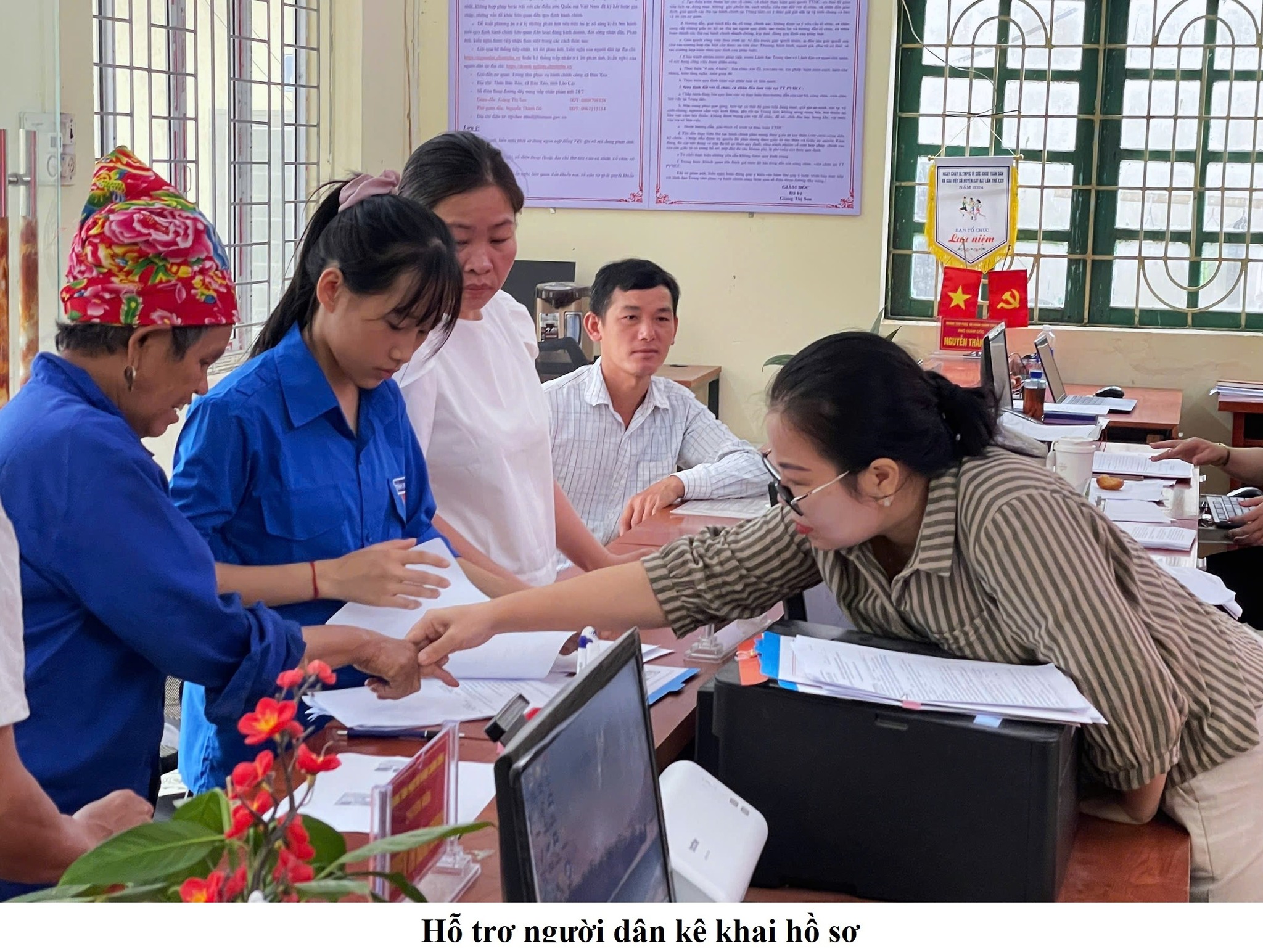 Hỗ trợ người dân kê khai hồ sơ ( ảnh truyền thông khu vực Bát Xát )