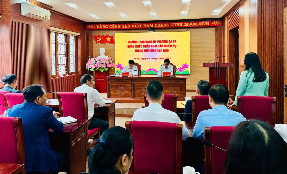 Cán bộ, công chức phường Sa Pa cùng nhau nêu cao tinh thần kỷ luật, chuyên nghiệp, tiết kiệm và tôn trọng lẫn nhau trong quá trình thực thi nhiệm vụ : Ảnh TH Sapa