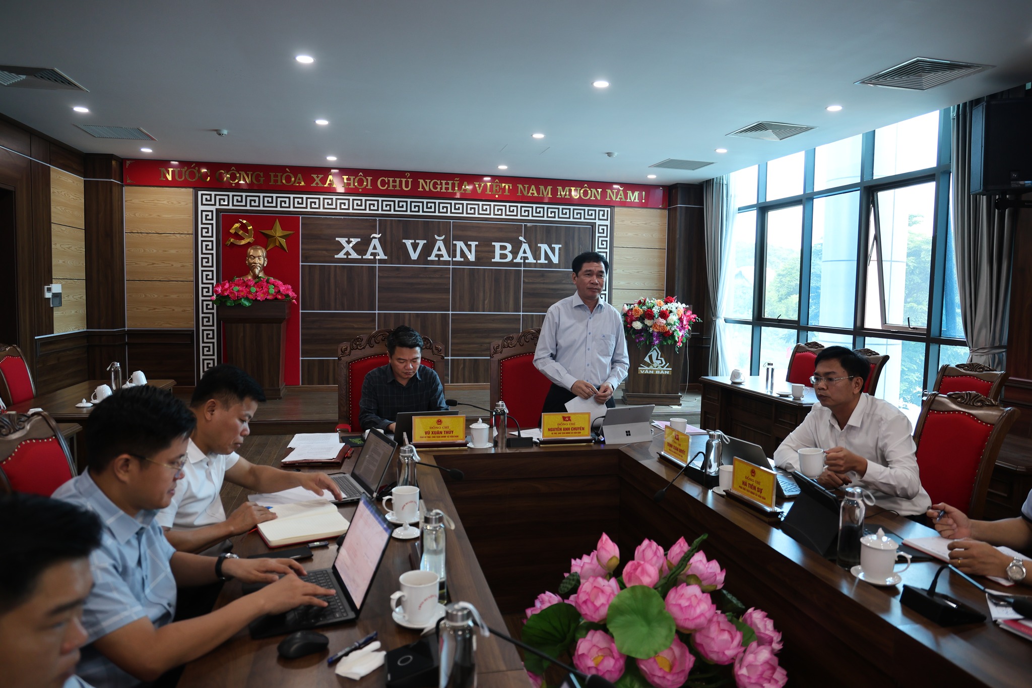 UBND xã Văn Bàn tổ chức phiên họp đầu nhiệm kỳ: Thống nhất hành động, hướng tới phát triển bền vững 3 Hình ảnh tại phiên họp (ảnh Trung Tâm Văn Hoá, Thể Thao - Truyền Thông Văn Bàn )