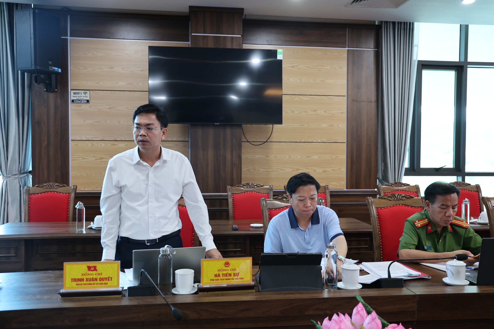 UBND xã Văn Bàn tổ chức phiên họp đầu nhiệm kỳ: Thống nhất hành động, hướng tới phát triển bền vững 6 Hình ảnh tại phiên họp (ảnh Trung Tâm Văn Hoá, Thể Thao - Truyền Thông Văn Bàn )