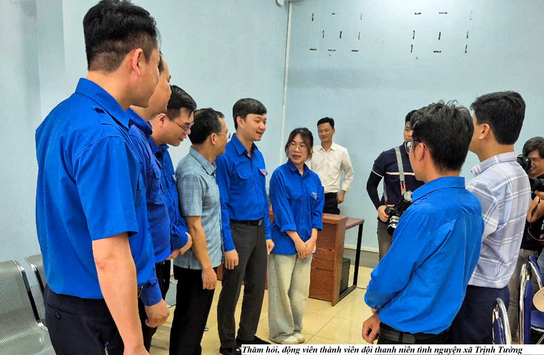 Thăm hỏi ,động viên thành viên đội thanh niên tình nguyện xã Trịnh Tường ( ảnh truyền thông khu vực Bát Xát )