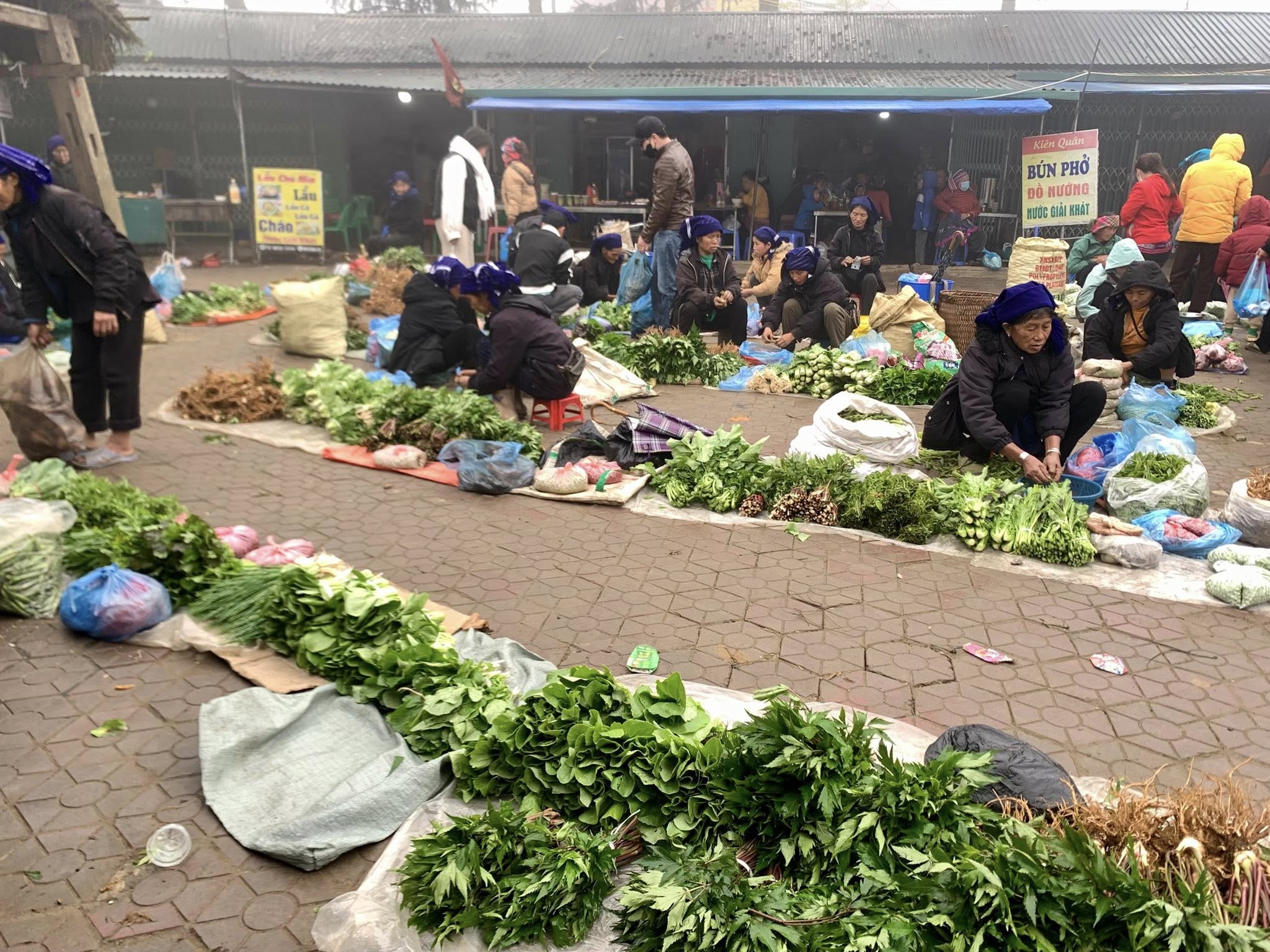 Sắc màu chợ phiên Y Tý sáng thứ bảy 1 Tại chợ phiên Y Tý, bà con thường đem các nông sản tự sản xuất ra bày bán