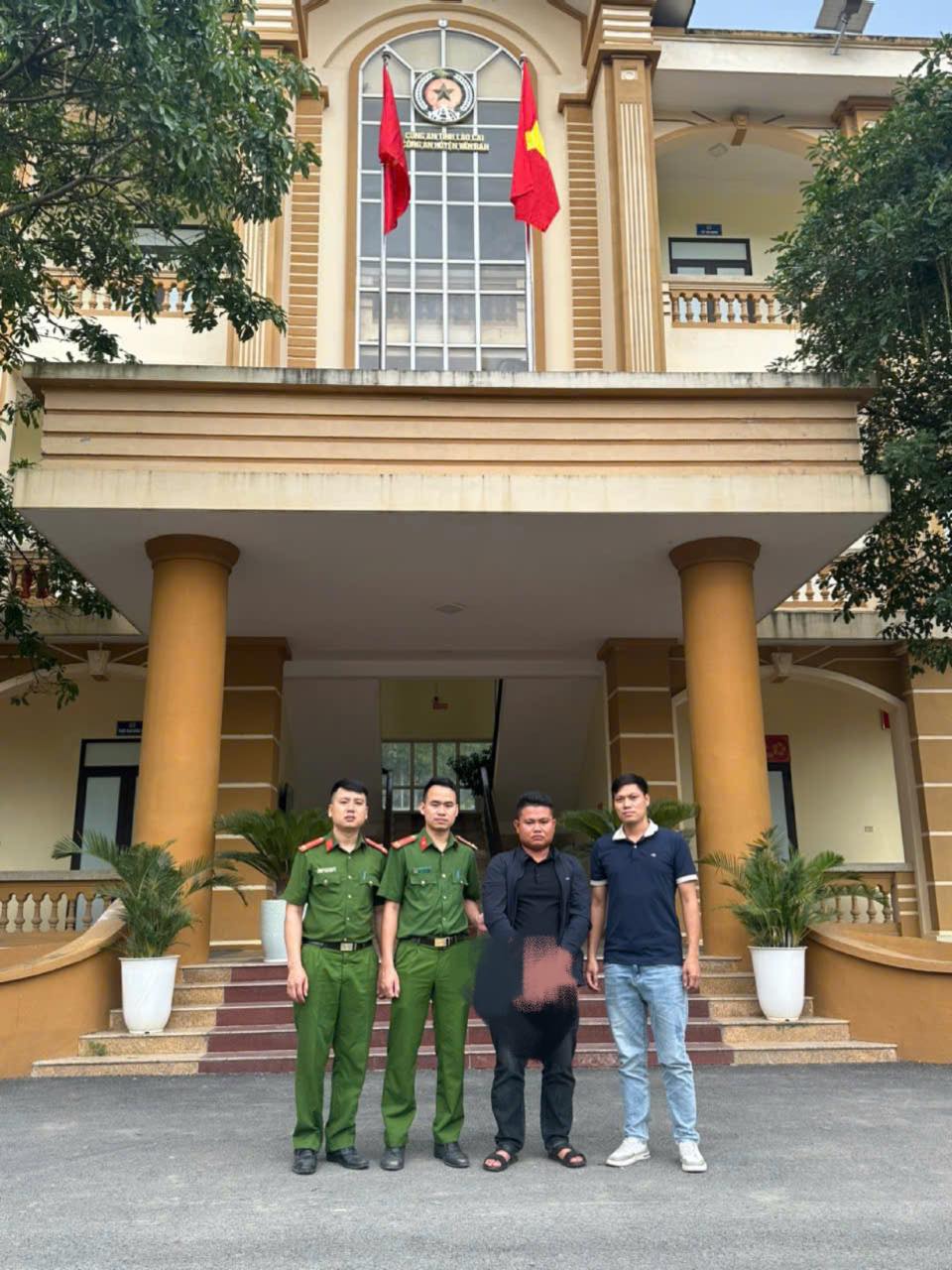 Văn Bàn thanh niên chiếm đoạt 20 triệu đồng ở Hà Nội ra đầu thú sau 5 năm biệt tăm 1 Nguyễn đã chủ động đến trụ sở Công an xã Văn Bàn để đầu thú (ảnh Công an Văn Bàn )