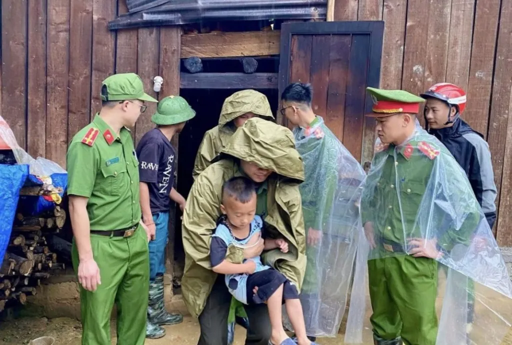 Sa Pa di dời khẩn cấp một hộ dân khỏi khu vực có nguy cơ sạt lở do mưa lớn 2 Các lực lượng hỗ trợ gia đình anh Dinh di chuyển người và tài sản đến nơi an toàn. ( Ảnh TT-VH Truyền Thông Sapa )