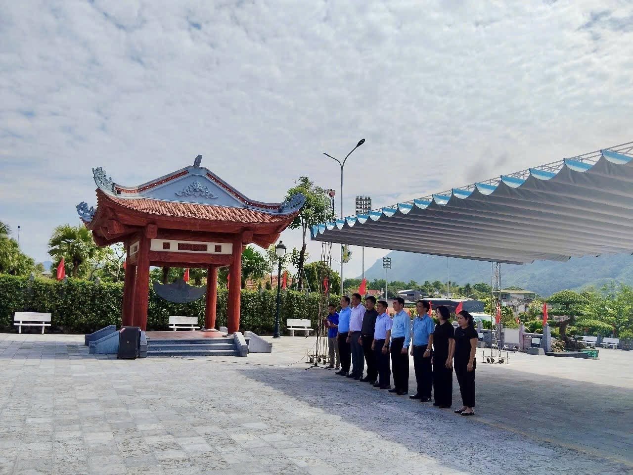 Lãnh đạo xã Văn Bàn dâng hương tưởng niệm tại Nghĩa trang liệt sĩ Quốc gia Vị Xuyên 5 Lãnh đạo xã Văn Bàn dâng hương tưởng niệm tại Nghĩa trang liệt sĩ ( ảnh Trung Tâm Văn Hoá, Thể Thao - Truyền Thông Văn Bàn )
