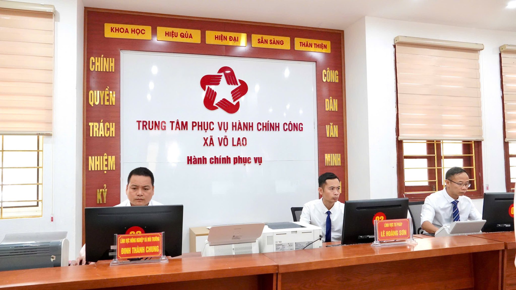 Trung tâm Hành chính công xã Võ Lao giải quyết trọn vẹn 6 hồ sơ trong tuần đầu vận hành 6 Mô hình chính quyền hai cấp hoạt động hiệu quả ( ảnh Trung Tâm Văn Hoá, Thể Thao - Truyền Thông Văn Bàn )