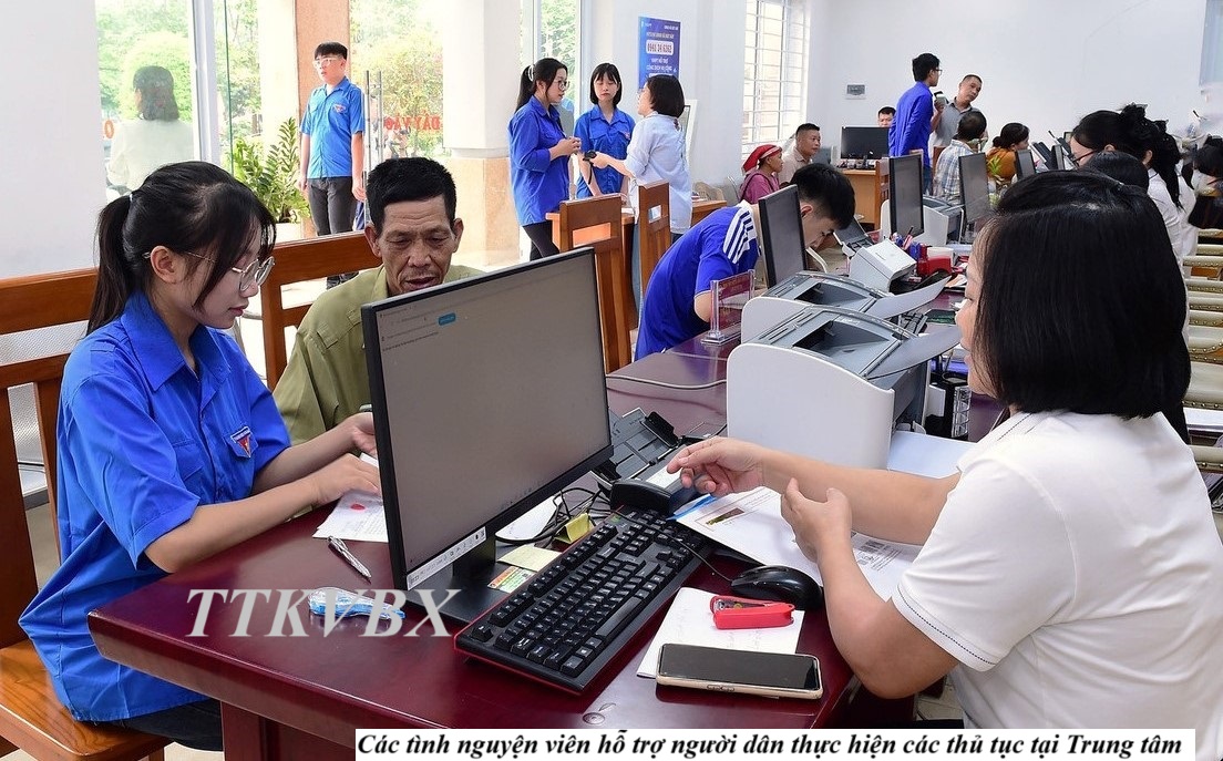 Các tình nguyện viên hỗ trợ người dân thực hiện các thủ tục tại Trung tâm (ảnh truyền thông khu vực Bát Xát )