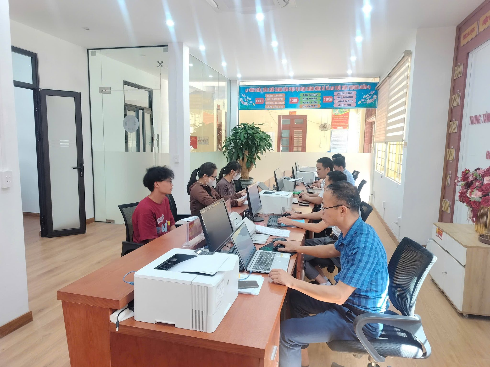 Trung tâm Hành chính công xã Võ Lao giải quyết trọn vẹn 6 hồ sơ trong tuần đầu vận hành 3 Hạ tầng hiện đại, vận hành đồng bộ (ảnh Trung Tâm Văn Hoá, Thể Thao - Truyền Thông Văn Bàn )