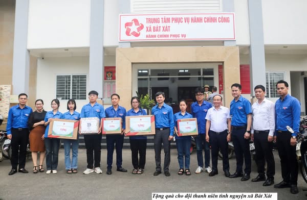 Tặng quà cho đội thanh niên tình nguyện xã Bát Xát (ảnh truyền thông khu vực Bát Xát )