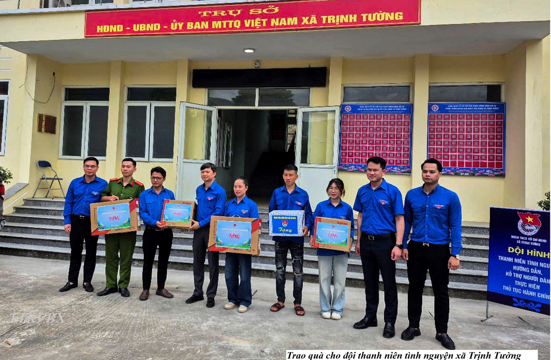 Trao quà cho đội thanh niên xã Trịnh Tường (ảnh truyền thông khu vực Bát Xát )