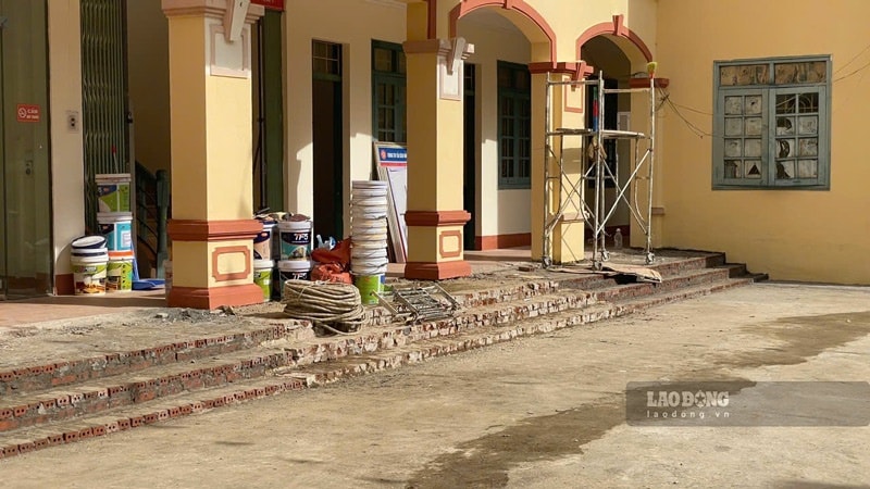 Xã Mường Hum (Lào Cai) biến tầng hầm và trạm y tế thành trụ sở sau sáp nhập 4 Các cán bộ làm việc tại tầng hầm của trung tâm văn hóa.