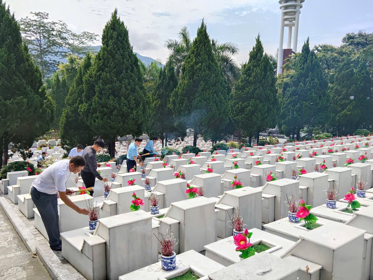 Lãnh đạo xã Văn Bàn dâng hương tưởng niệm tại Nghĩa trang liệt sĩ Quốc gia Vị Xuyên 3 Thắp sáng truyền thống, tiếp nối hành trình phát triển ( ảnh Trung Tâm Văn Hoá, Thể Thao - Truyền Thông Văn Bàn )