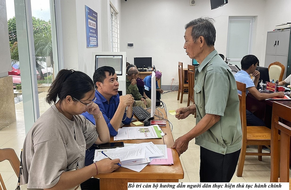 Bố trí cán bộ hướng dẫn người dân thực hiện thủ tục hành chính (ảnh truyền thông khu vực Bát Xát ) 