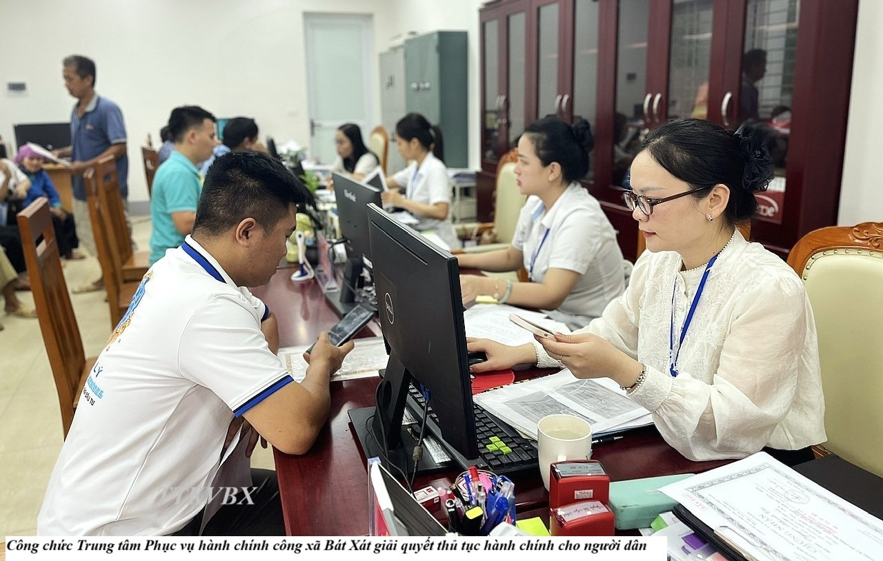 Công chức Trung tâm Phục vụ hành chính công xã Bát Xát giải quyết thủ tục hành chính cho người dân ( ảnh truyền thông khu vực Bát Xát )