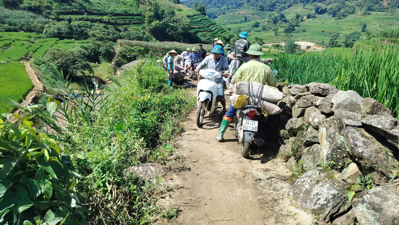Người dân tại ba thôn đã tự nguyện góp công, góp sức cải tạo lại tuyến đường ( ảnh truyền thông khu vực Bát Xát ) 