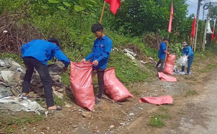 Thanh niên Mường Bo tích cực dọn vệ sinh môi trường, xây dựng cảnh quan nông thôn xanh – sạch – đẹp 3 Lực lượng đoàn viên, thanh niên thực hiện quét dọn, thu gom rác thải trên tuyến đường thôn Mường Bo 1 ( ảnh truyền hình Sa Pa )