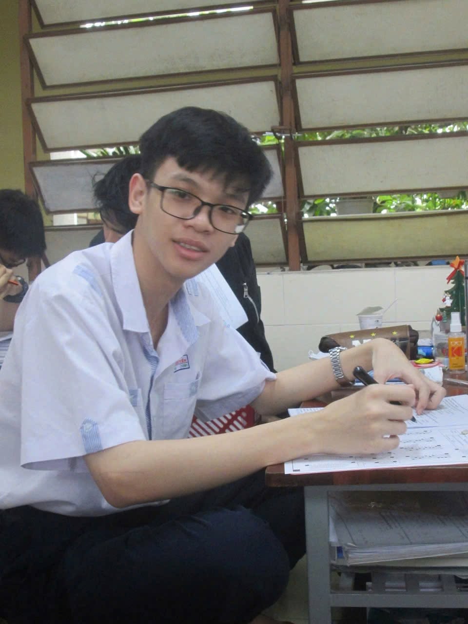 Trần Đức Tài thủ khoa khối B , cuối tuần bán đồ ăn phụ mẹ 1 Trần Đức Tài, học sinh Trường THCS – THPT Nguyễn Khuyến (TP.HCM), là thủ khoa khối B toàn quốc trong kỳ thi tốt nghiệp THPT năm nay