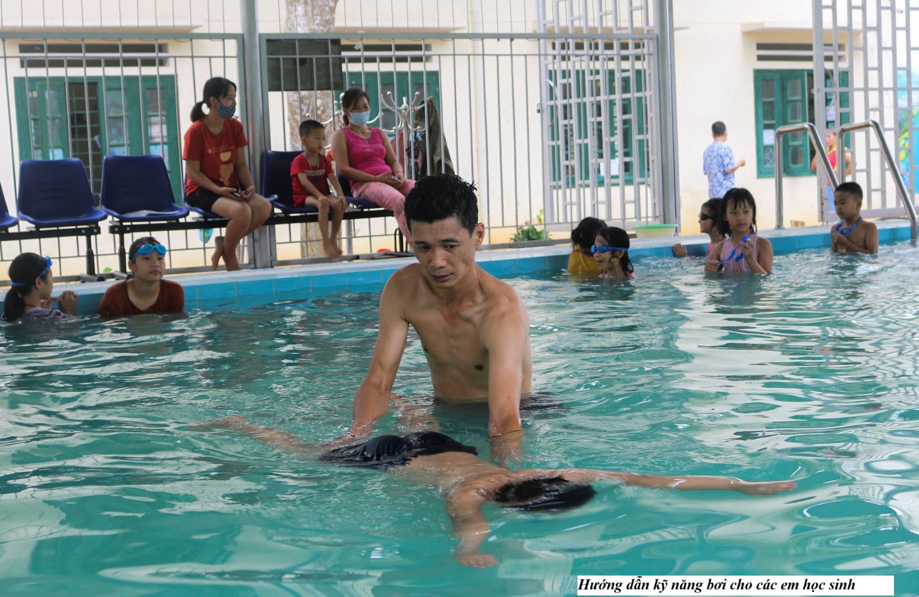 Hướng dẫn kỹ năng bơi cho các em học sinh (ảnh truyền thông khu vực Bát Xát ) 
