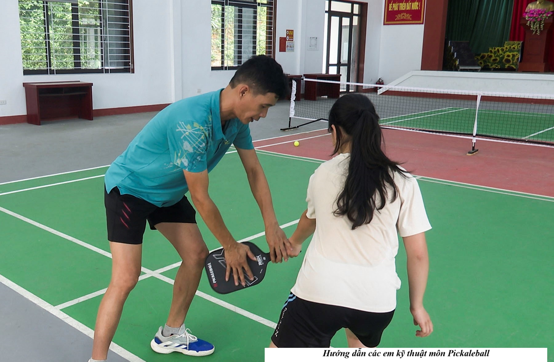 Hướng dẫn các em kỹ thuật môn Pickaleball ( ảnh truyền hình khu vực Bát Xát )