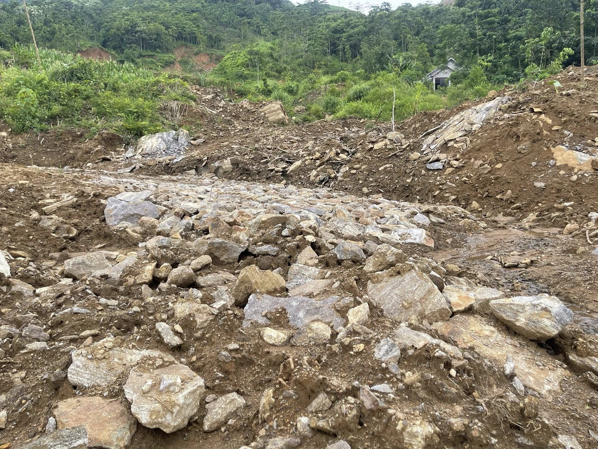 Những khu vực từng bị ảnh hưởng do sạt lở đất trong mùa mưa bão năm 2024 và hiện tiếp tục tiềm ẩn nhiều rủi ro về thiên tai (ảnh truyền hình Bảo Yên )