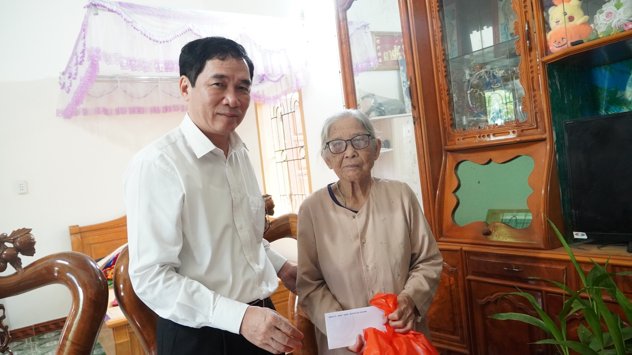 Lãnh đạo xã Văn Bàn tri ân các gia đình thương binh, liệt sĩ nhân kỷ niệm 78 năm Ngày Thương binh - Liệt sĩ 2 UBMTTQ xã Văn Bàn đã tổ chức các đoàn đến thăm hỏi, tặng quà các thương binh,bệnh binh ( ảnh Trung Tâm Văn Hoá, Thể Thao - Truyền Thông Văn Bàn )