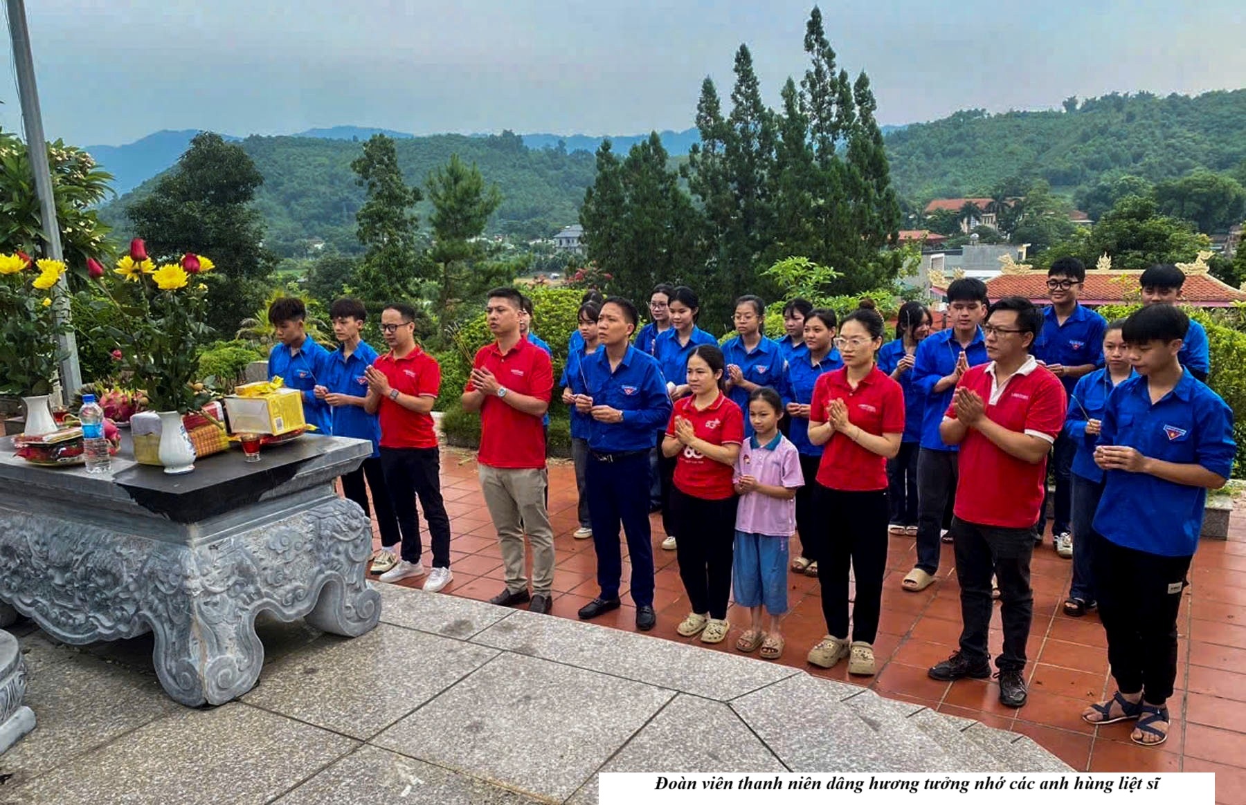 Đoàn viên thanh niên xã Bát Xát dọn vệ sinh nghĩa trang liệt sĩ, tri ân các anh hùng nhân dịp 27/7 1 Đoàn viên thanh viên dâng hương tưởng nhớ các anh hùng liệt sĩ ( ảnh truyền thông khu vực Bát Xát )