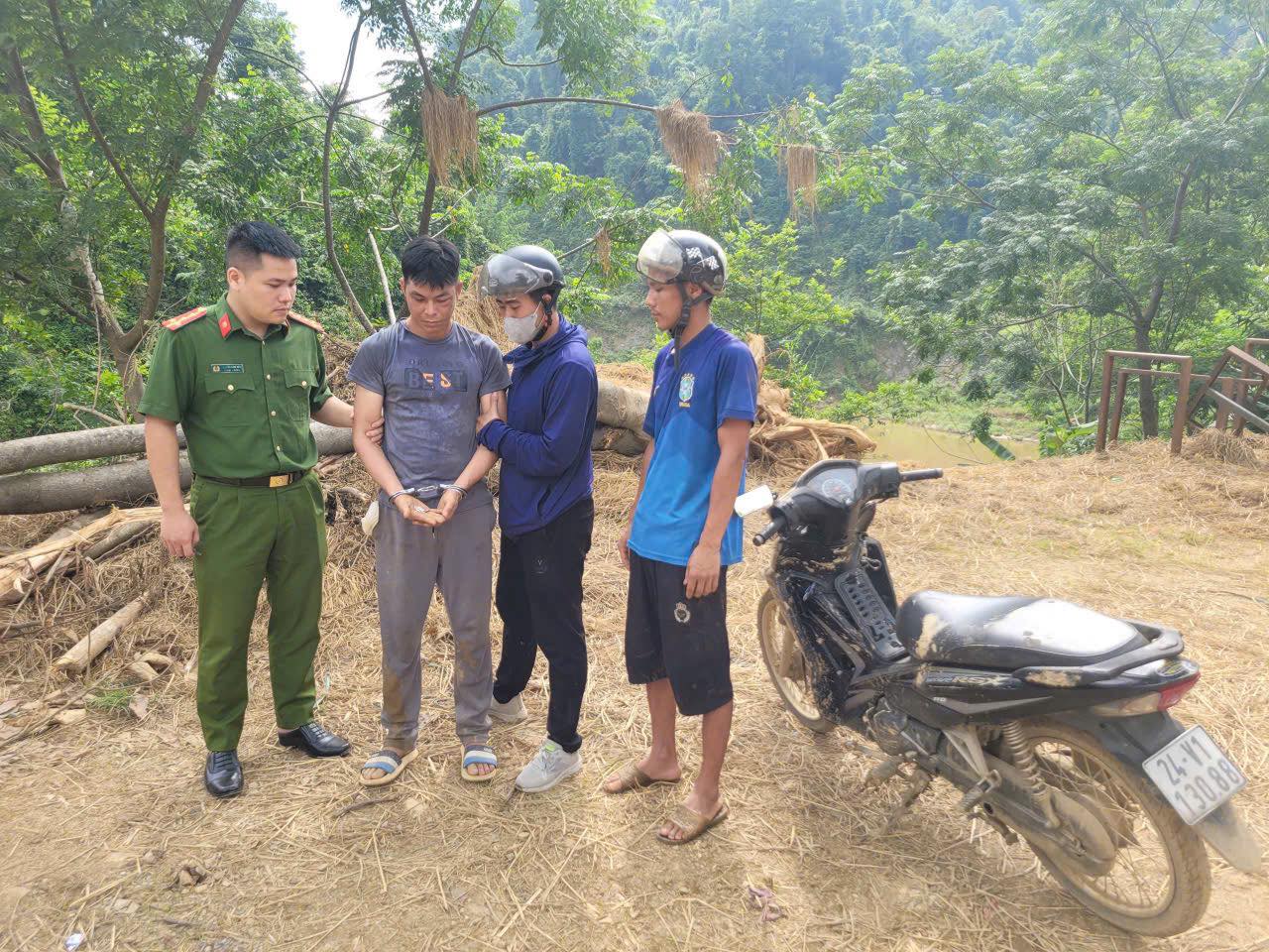 Bắt quả tang đối tượng tàng trữ và sử dụng trái phép chất ma túy tại xã Văn Bàn 1 Đối tượng Đặng Văn Nhất ( ảnh công an xã Văn Bàn )