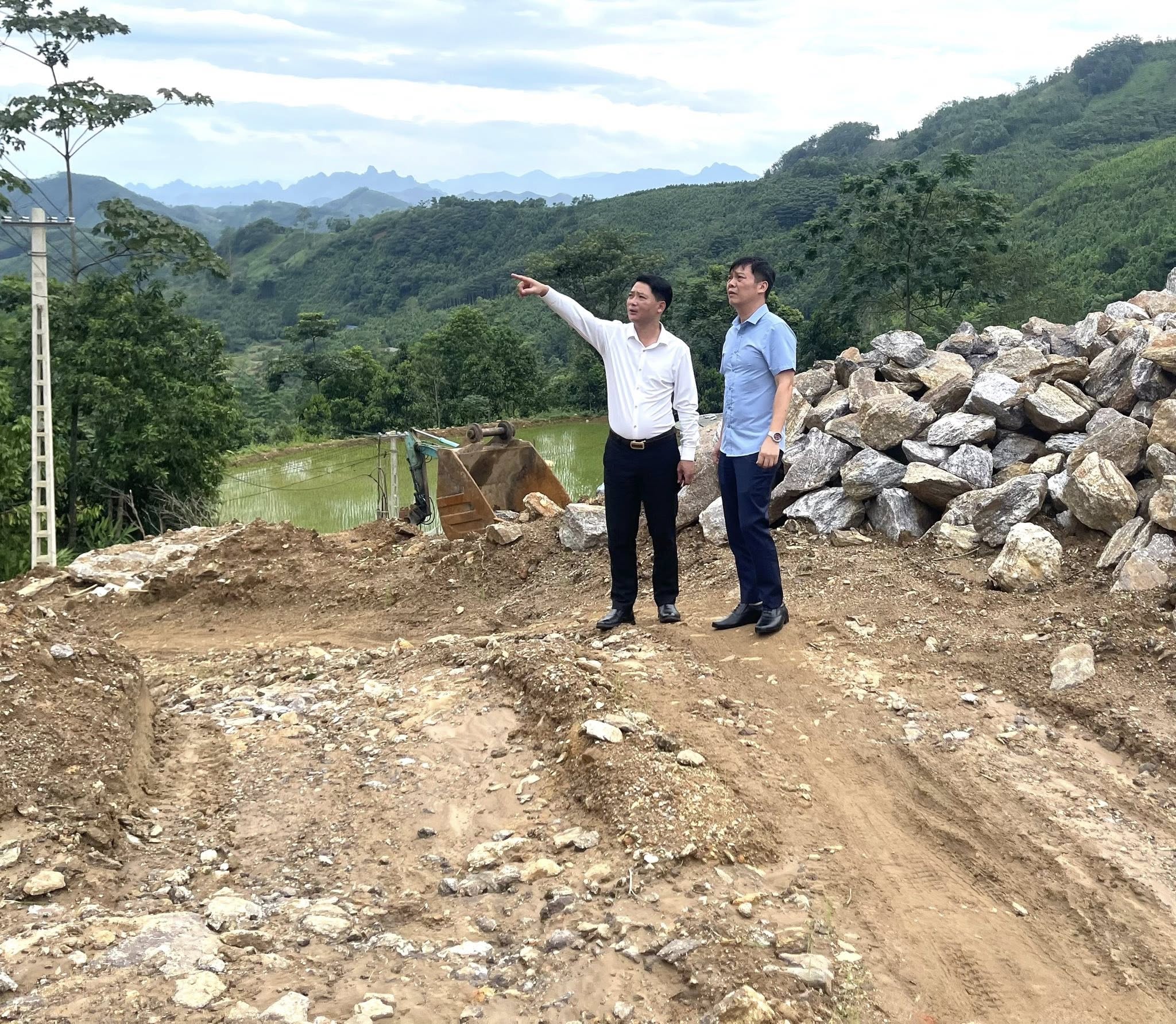 Chủ tịch UBND xã khảo sát kỹ lưỡng từng khu vực có nguy cơ sạt lở ( ảnh truyền hình Bảo Yên )