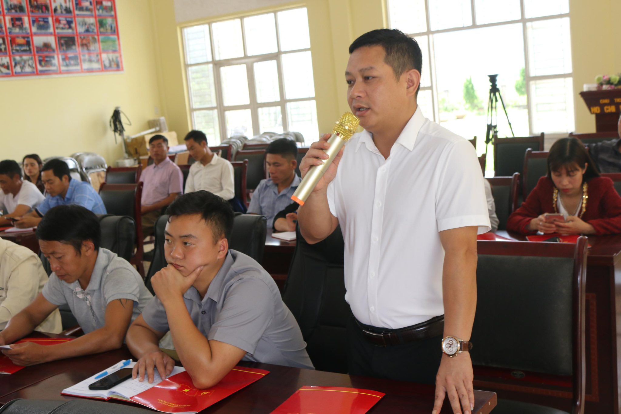 Các đại biểu phát biểu tại hội nghị ( ảnh truyền hình Sa Pa )