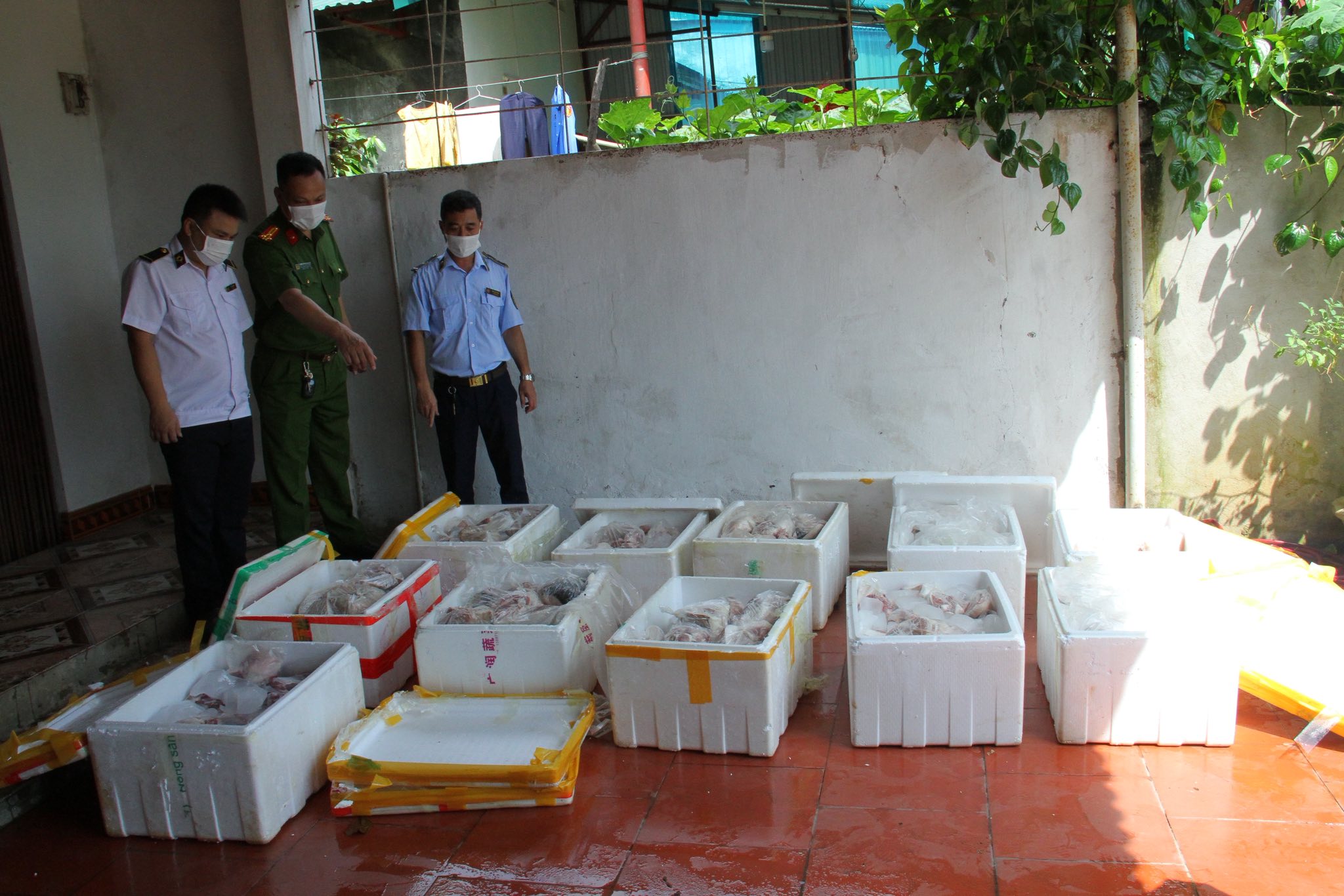 Phát Hiện Kho Thịt Lợn Ôi Thiu Giữa Nắng Nóng, Chủ Hàng Khai Dùng Nuôi Cá 1 11 thùng thịt bốc mùi hôi thối.