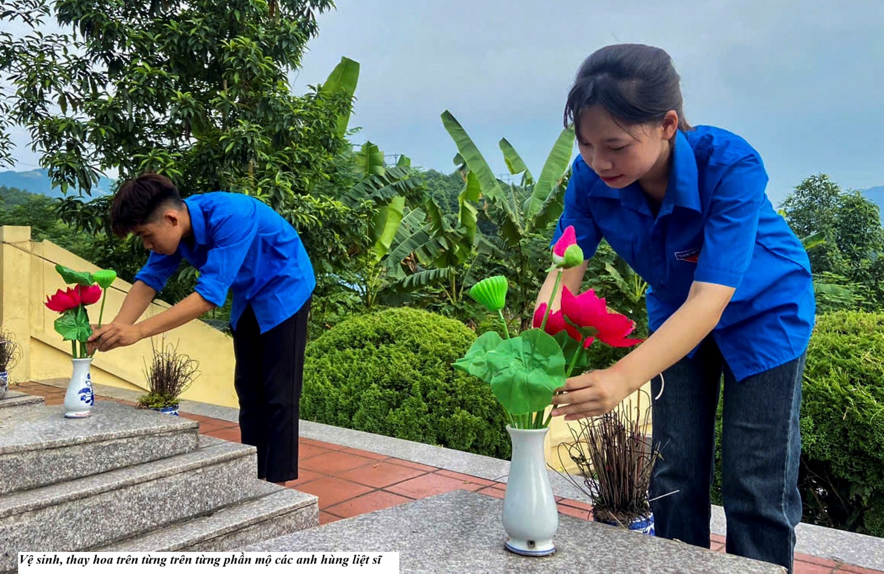 Đoàn viên thanh niên xã Bát Xát dọn vệ sinh nghĩa trang liệt sĩ, tri ân các anh hùng nhân dịp 27/7 3 Vệ sinh ,thay hoa trên từng phần mộ các anh hùng liệt sĩ ( ảnh truyền thông khu vực Bát Xát )