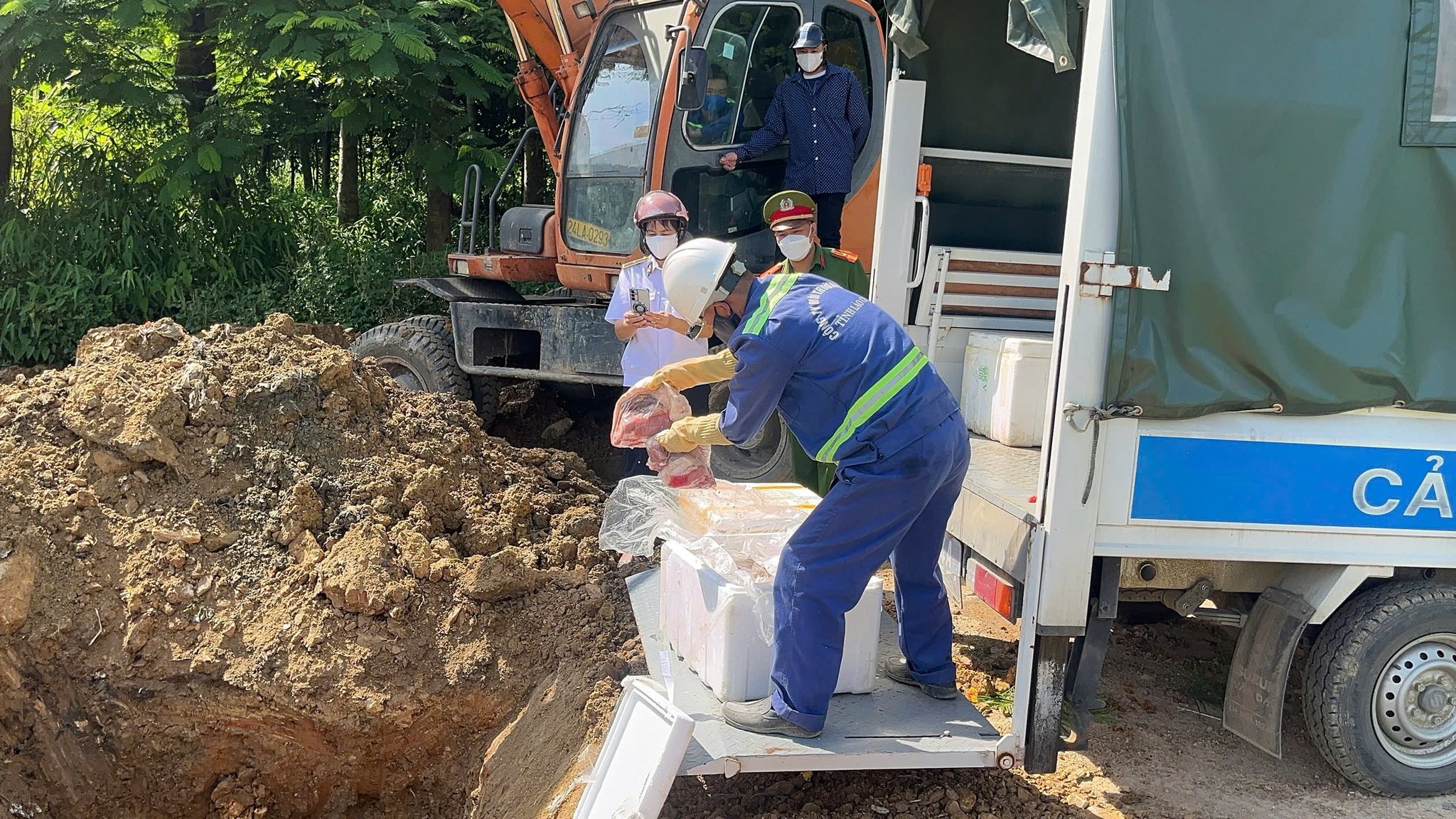 Phát Hiện Kho Thịt Lợn Ôi Thiu Giữa Nắng Nóng, Chủ Hàng Khai Dùng Nuôi Cá 4 Cơ quan chức năng tiến hành tiêu hủy lô thịt theo quy định.
