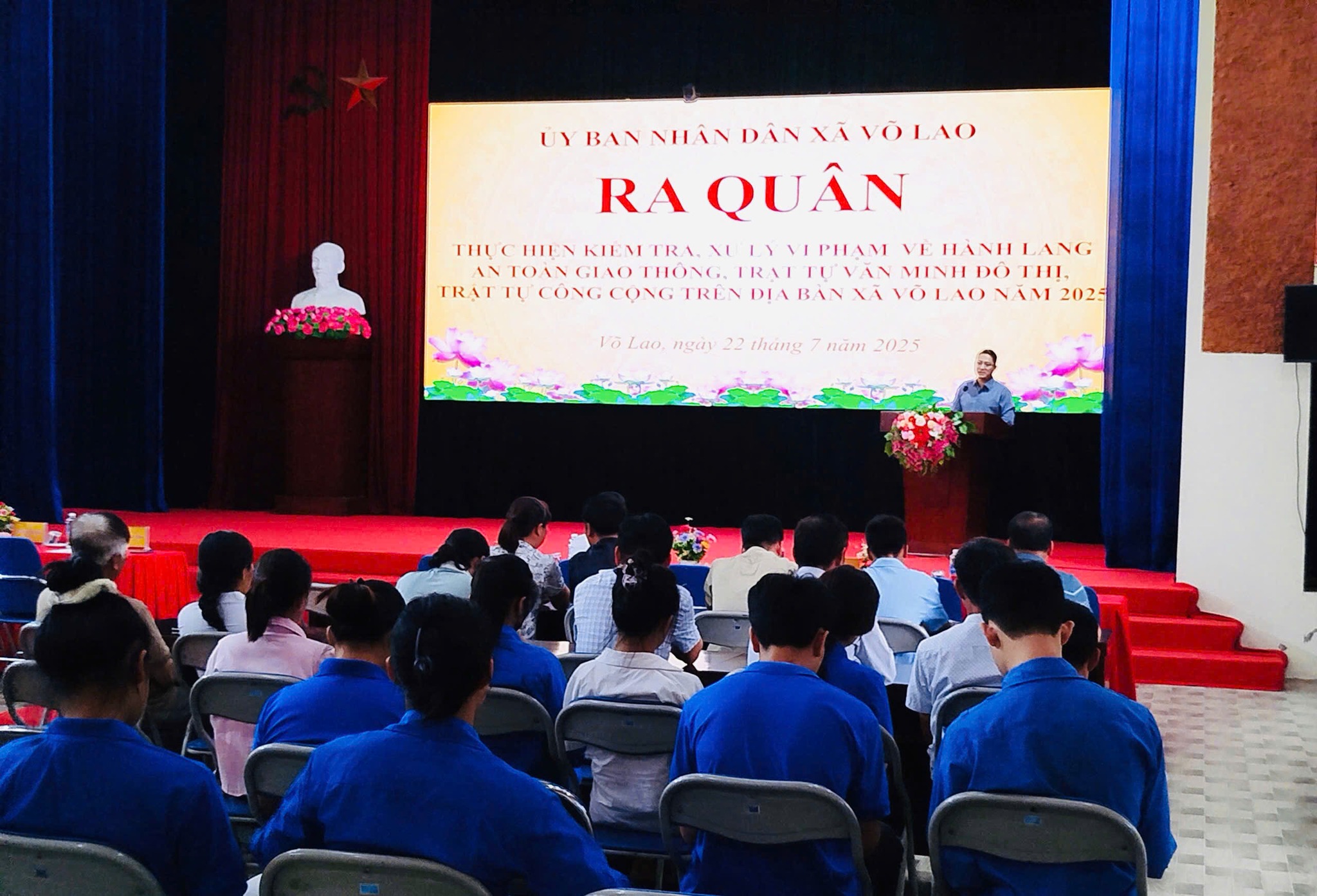 Võ Lao đồng loạt ra quân lập lại trật tự hành lang giao thông và xây dựng nếp sống văn minh 2 Quang cảnh buổi lễ ( ảnh Võ Lao ngày mới )
