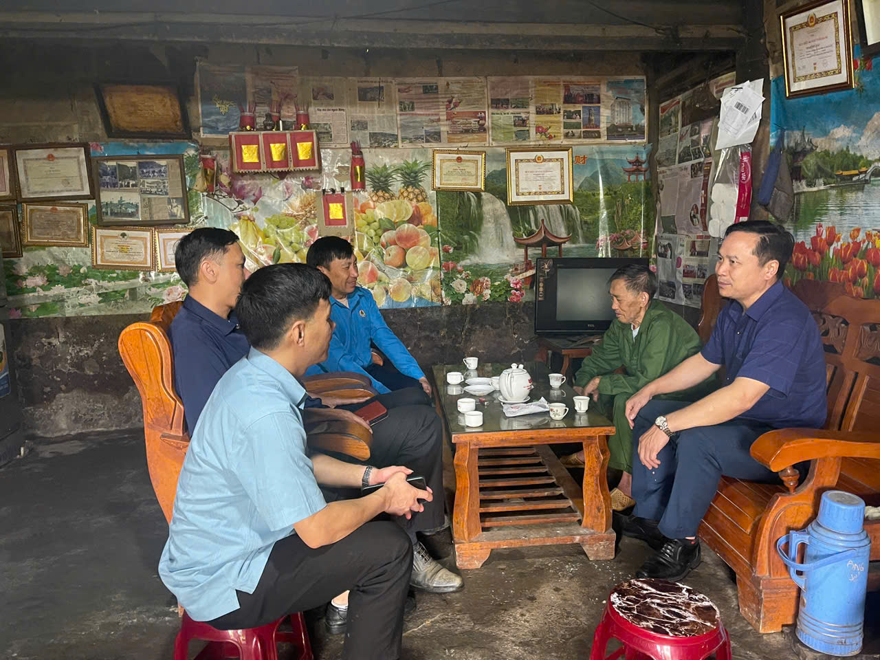 Xã Sín Chéng tổ chức thăm hỏi, tặng quà các gia đình chính sách và thân nhân liệt sĩ trên địa bàn ( ảnh Tin tức - sự kiện, khu vực Si Ma Cai )