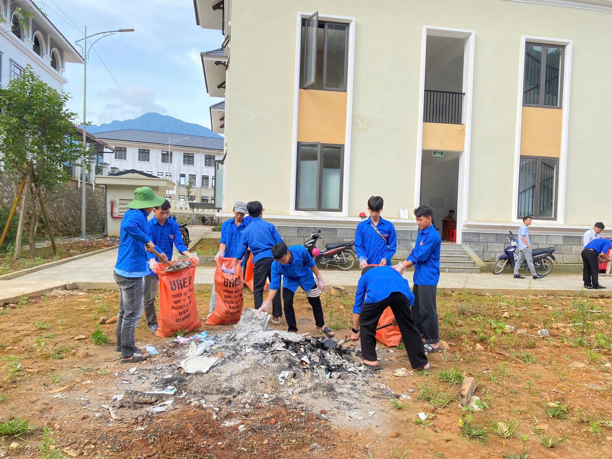 Hơn 60 đoàn viên, thanh niên đã tích cực tham gia nhiều phần việc thiết thực ( ảnh truyền hình Sa Pa )