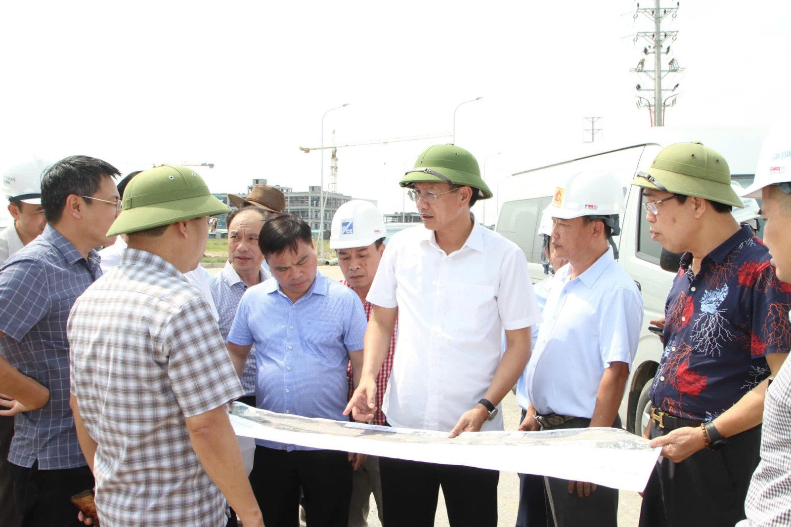 Dự án đường sắt Lào Cai – Hà Nội – Hải Phòng gặp nhiều vướng mắc trong công tác giải phóng mặt bằng 2 Phó chủ tịch Thường trực UBND thành phố Lê Anh Quân kiểm tra thực địa các vị trí tuyến đường sắt chạy qua.Ảnh: Cổng TTĐT thành phố Hải Phòng
