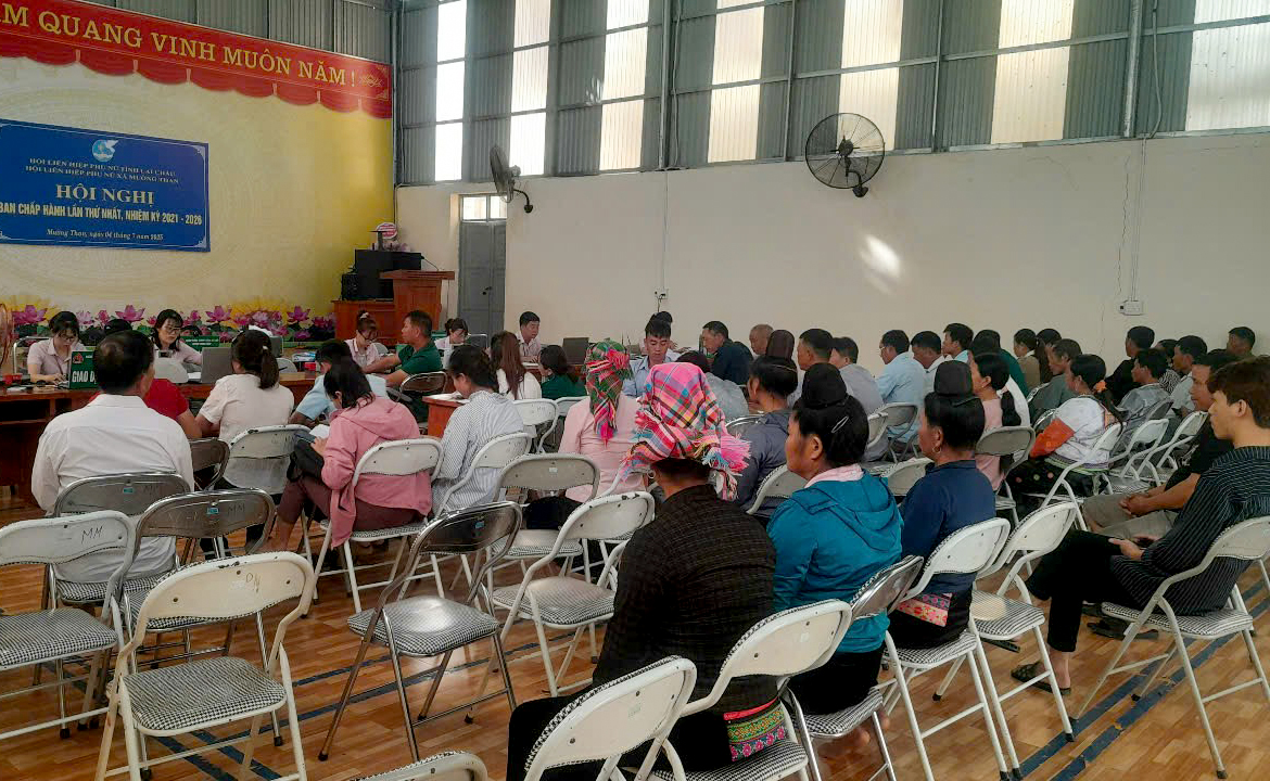 Giải ngân gần 1 tỷ đồng cho người dân xã Mường Than 1 Quang cảnh phiên giao dịch.