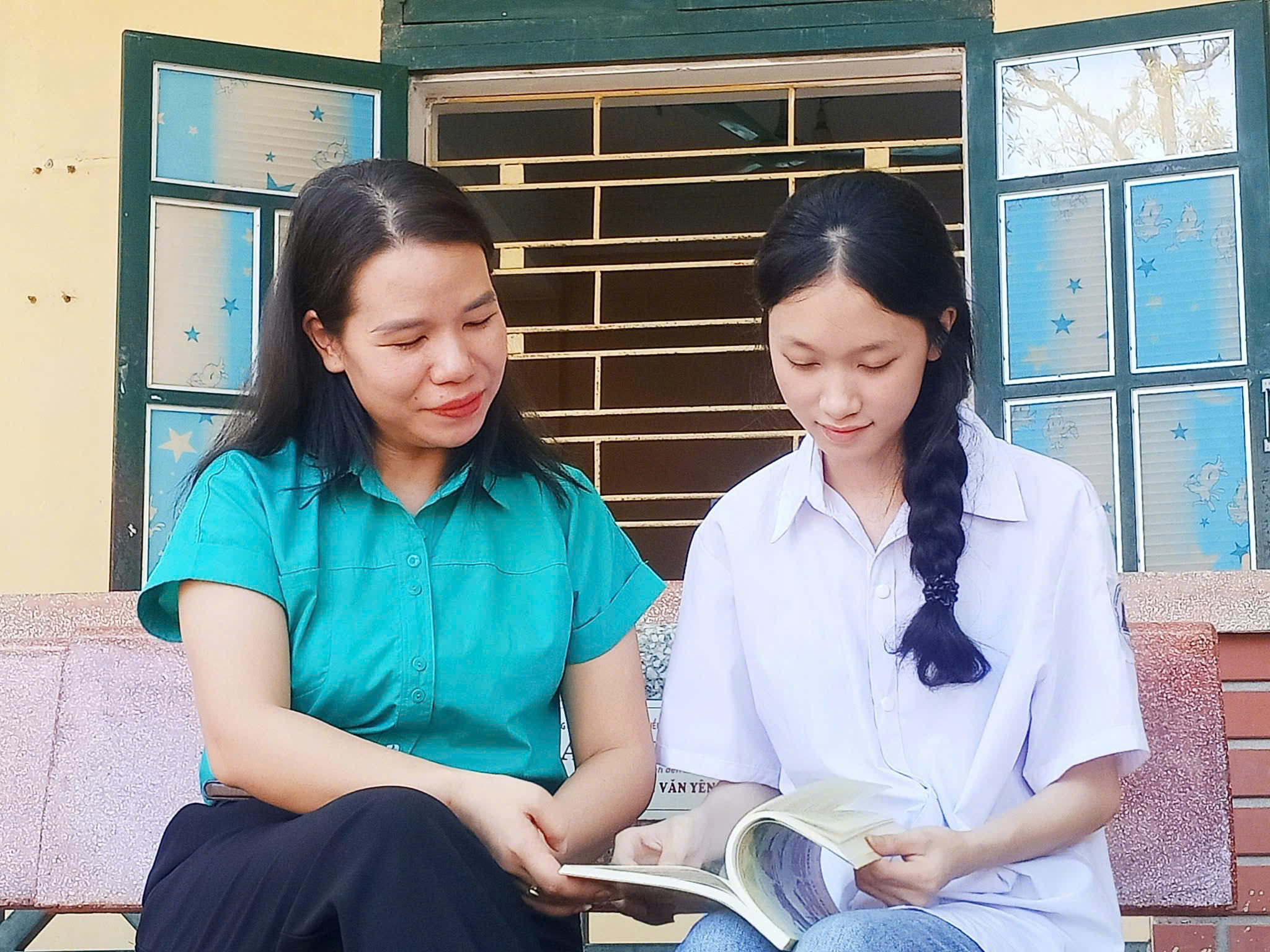 Hoàng Thị Kim Xuyến - Thủ khoa khối C00 xuất sắc nhất Lào Cai năm 2025 2 Hình ảnh Kim Xuyến học bài