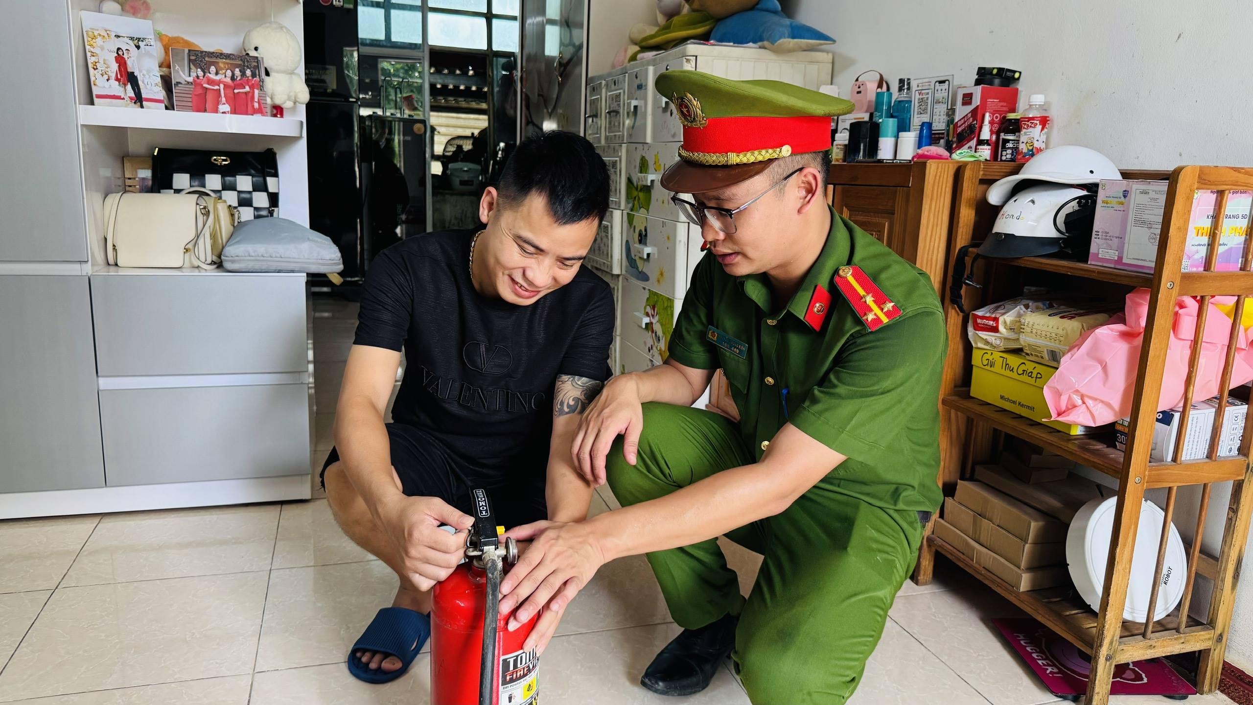 Phường Yên Bái siết chặt công tác phòng cháy chữa cháy tại các khu nhà trọ, nhà cho thuê 2 Kiểm tra bình chữa cháy tại các phòng trọ trên địa bàn phường Yên Bái (ảnh CTTĐT công an tỉnh Lào Cai )
