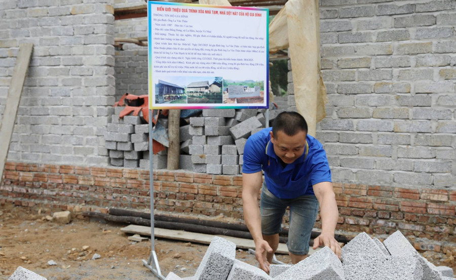 Lan toả niềm vui 'an cư' cho hàng nghìn gia đình nghèo ở Thái Nguyên 2 Anh La Văn Thân trong quá trình xây dựng căn nhà mới được hỗ trợ.
