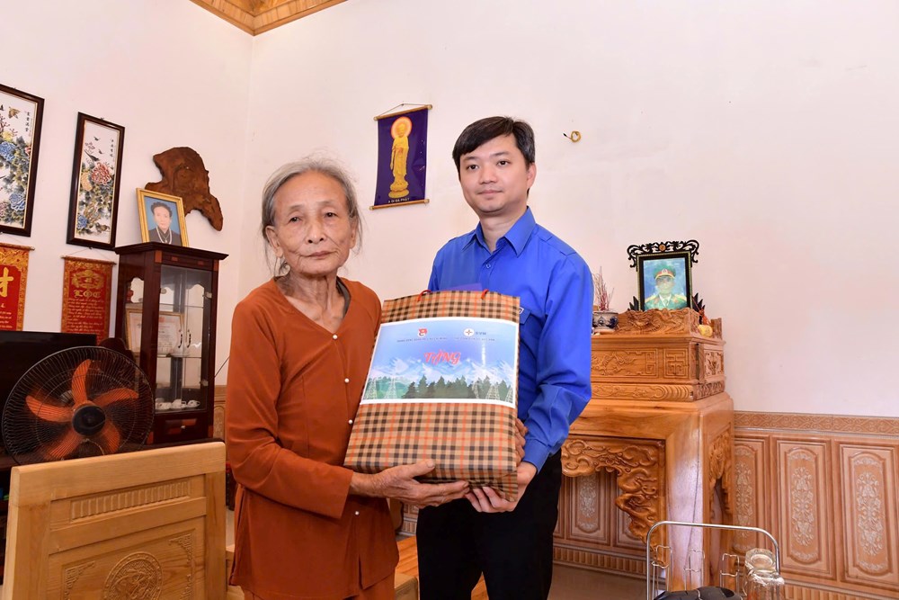 Anh Nguyễn Minh Triết, Bí thư Trung ương Đoàn, Chủ tịch Trung ương Hội Sinh viên Việt Nam tặng quà cho hộ gia đình bị ảnh hưởng bởi Dự án