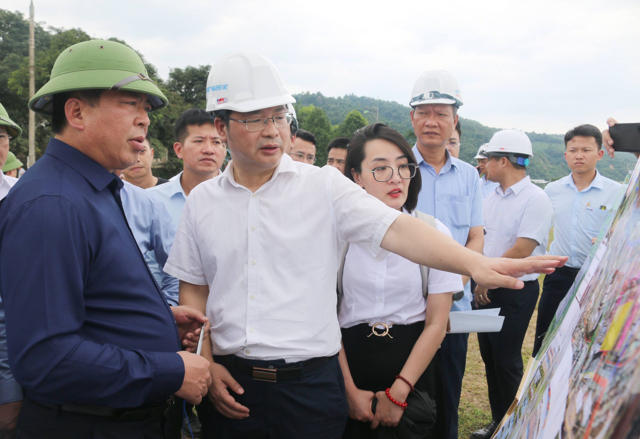 Bộ trưởng Bộ Xây dựng Trần Hồng Minh kiểm tra thực địa Dự án tuyến đường sắt Lào Cai- Hà Nội - Hải Phòng tại tỉnh Lào Cai 2 Bộ trưởng Bộ Xây dựng Trần Hồng Minh trao đổi với đơn vị tư vấn.